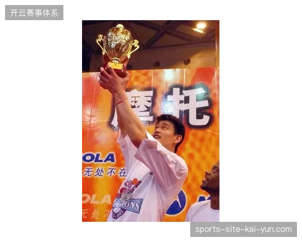 姚明现场见证上海男篮时隔24年再登顶，为俱乐部成立三十周年献上最佳贺礼